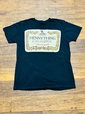 Source Unknown Black 'Hennything Can Happen' Graphic Tee